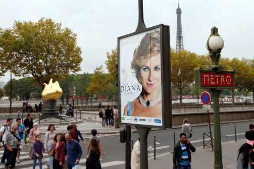 A Diana-film plakátja Párizsban (Fotó: thedailybeast.com)
