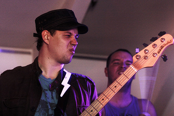 Havas Miklós a gitárnál (Fotó: vaol.hu)