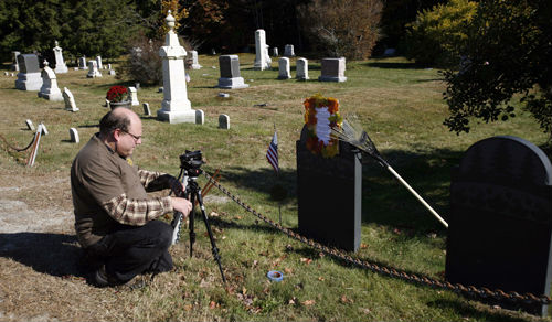 Walter Skold a Maine állambeli Cundys Harbor temetőjében (Fotó: www.blogs.knoxville/AP/Pat Wellenbach)