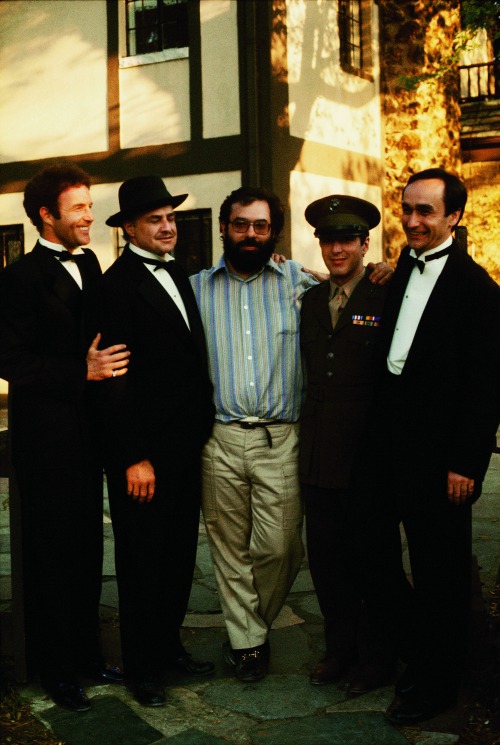 Francis Ford Coppola a színészek gyűrűjében: James Caan, Marlon Brando, Al Pacino és John Cazale (Fotó: Steve Schapiro, forrás: huffingtonpost.com)