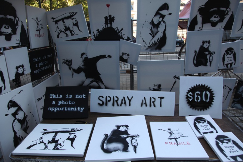 Banksy standja New Yorkban (Fotó: thisiscolossal.com)