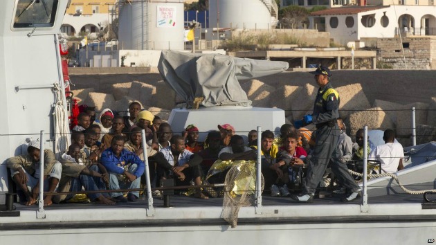 Afrikai menekültek Lampedusánál nyáron