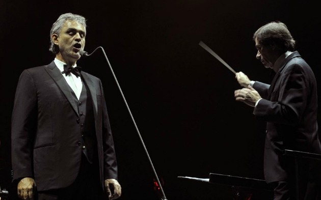 Andrea Bocelli tenorénekes és Marcello Rota karmester a budapesti kocnerten (MTI Fotó: Kovács Attila)