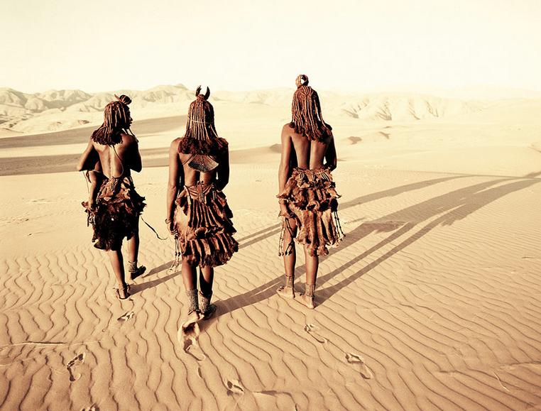 Jimmy Nelson: Himba asszonyok - A himba törzs egy félnomád pásztornép Namíbia észak-nyugati részén és dél-nyugat Algolában, a Kunene folyó vidékén.