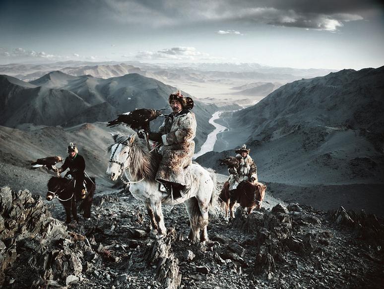 Jimmy Nelson: Solymász - A kazah népcsoport egy része Mongóliában él. Ősrégi hagyomány náluk a solymászat.