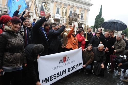 A római opera zenekarának és kórusának tagjai tüntetnek (fotó: gramilano.com)