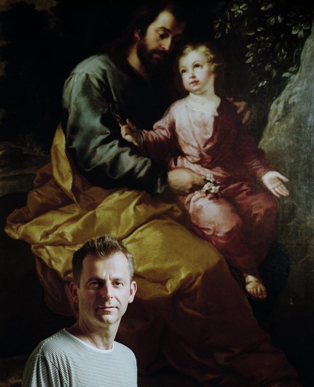 Grecsó Krisztián a Szent József a gyermek Jézussal festmény mellett (Fotó: Helmut Wimmer)