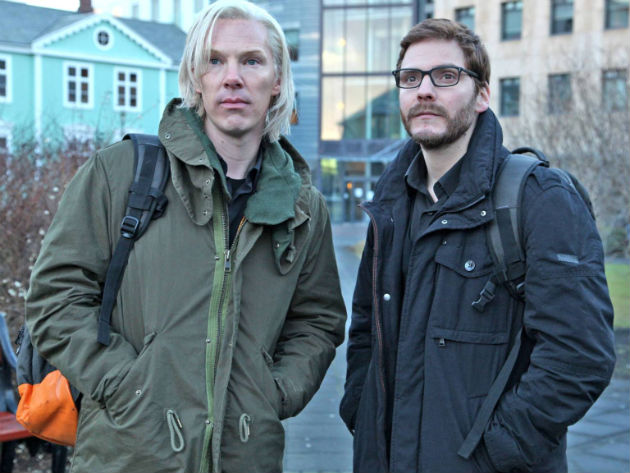 Benedict Cumberbatch és Daniel Brühl a The Fifth Estate-ben (Fotó: thisisinfamous.com)
