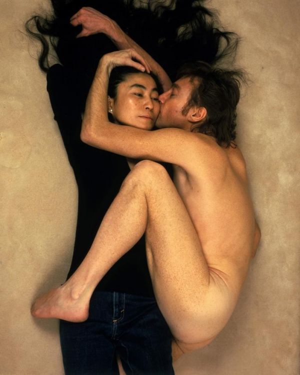 Annie Leibovitz: Yoko Ono és John Lennon (később a Rolling Stone magazin címlapján)