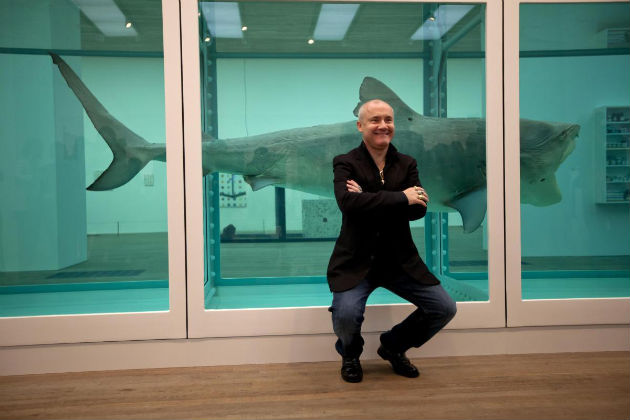 Damien Hirst a formalinos cápája mellett (Fotó: 2space.net)