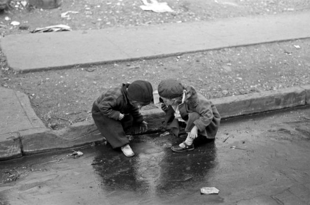 Gyerekek játszanak a járda mellett Bronxban (1936)
