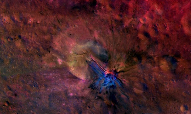 Ez a színes kompozitkép anyagfolyást mutat az óriási aszteroida Aelia kráterében és azon kívül (Fotó: hirado.hu/NASA/JPL-Caltech/UCLAMPS/DLR/IDA)