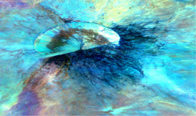 A színezett kompozitképen az Antonia-kráter látszik, amely a hatalmas Rheasilvia medencében fekszik a Vesta déli féltekéjén (Fotó: hirado.hu/NASA/JPL-Caltech/UCLAMPS/DLR/IDA)