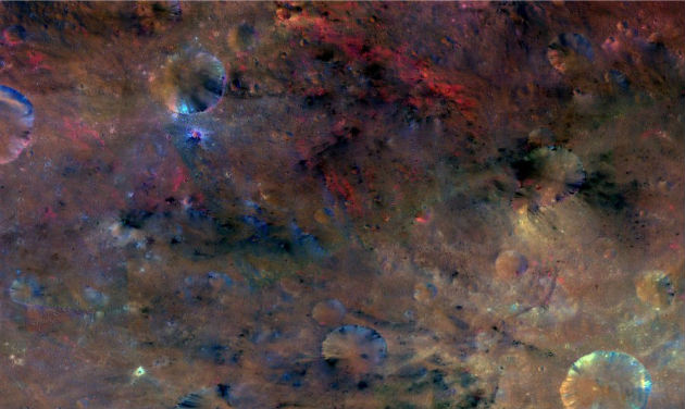 A színezett fotó a Sextilia-krátertől északnyugatra fekvő területen lévő anyagot mutatja. A kráter maga a kép jobb alsó felén terpeszkedik. (Fotó: hirado.hu/NASA/JPL-Caltech/UCLAMPS/DLR/IDA)