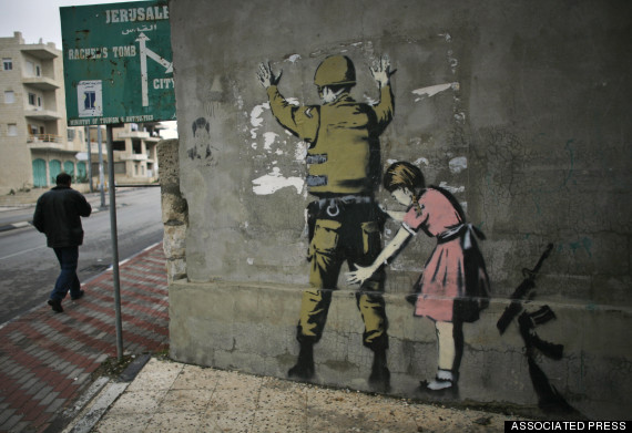Banksy graffitije Betlehemben 2007-ből (Fotó: huffingtonpost.com)