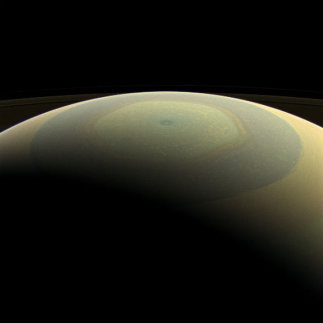 A Szaturnusz örvénylő hatszöge a Cassini nagy látószögű felvételén (Fotó: hirado.hu/NASA/JPL-Caltech/Űrtudományi Intézet)