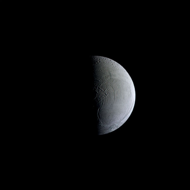 A napvilágította Enkeladusz a Cassini új fotóján (Fotó: hirado.hu/NASA/JPL-Caltech/Űrtudományi Intézet)