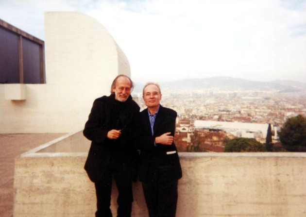 Jaume Vallcorbával, spanyol kiadójával 2001-ben, Barcelonában, a Joan Miró múzeum tetetjén (Forrás: pim.hu)