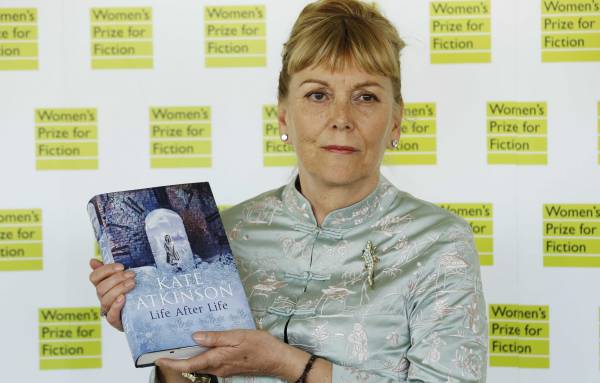 A regényírói díj nyertese, Kate Atkinson Life After Life című könyvével (Fotó: enca.com)