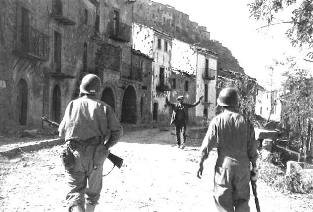 Capa - Az első katonák megérkeznek Troinába 1943 augusztusában