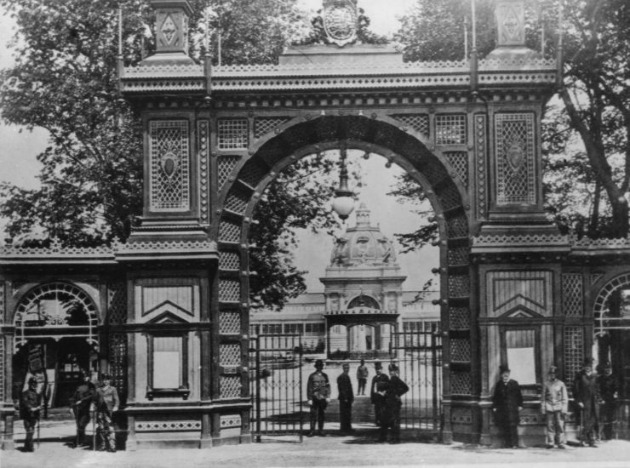 A Millenniumi kiállítás főbejárata, 1896 (Fotó: mek.oszk.hu)