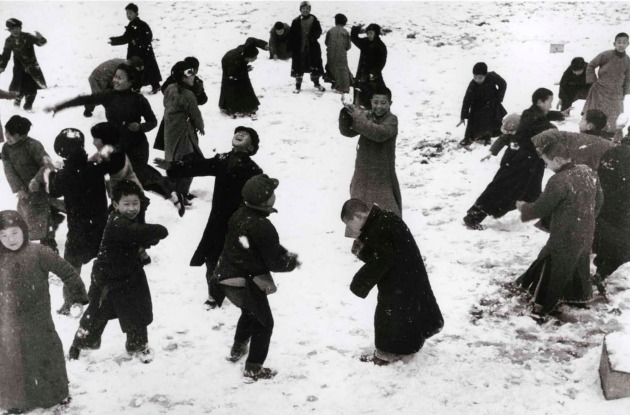 Robert Capa: Hóban játszó gyerekek, Hanku, Kína, 1938