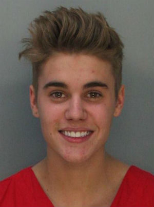 Ennyire örült Justin Bieber, amikor elkattintották róla a hivatalos rendőrségi fotót.