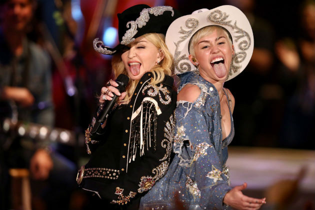 A két popénekesnő az MTV felvételén Los Angelesben 2014. január 28-án. (MTI/AP/Sandy M. Cohen)