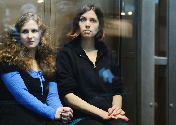 Maria Alekhina és Nadezhda Tolokonnikova (Fotó: Natalia Kolesnikova/AFP/nrc.nl)