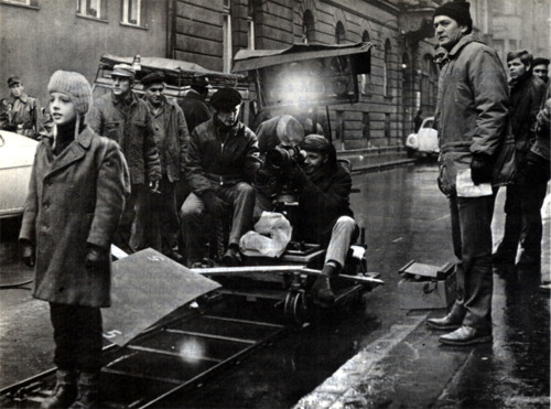 A Szerelmesfilm forgatócsoportja a Tűzoltó utcai kórház előtt. Szabó István rendező (jobbra) és Lőrinc József operatőr (a kamera mögött)