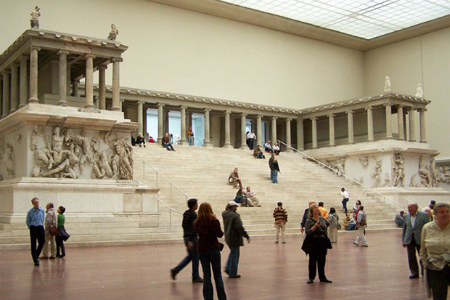 A Zeusz-oltár, a Pergamon Múzeum egyik legmonumentálisabb kincse (Fotó: Wikipedia)