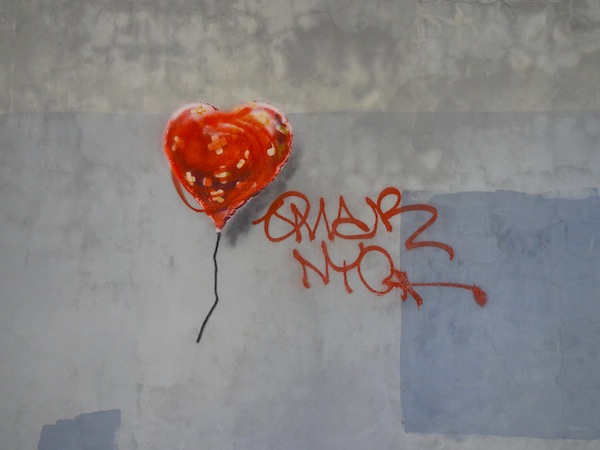 Banksy: Bandaged Hearts (Fotó: blogs.artinfo.com)