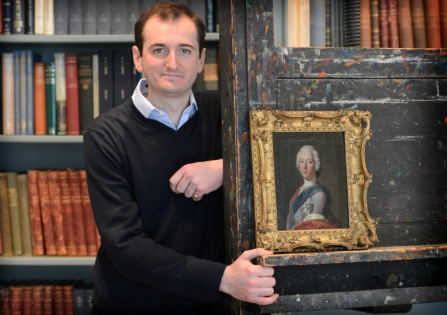 Bendor Grosvenor művészettörténész a megtalált portréval (Fotó: thehistoryblog.com)