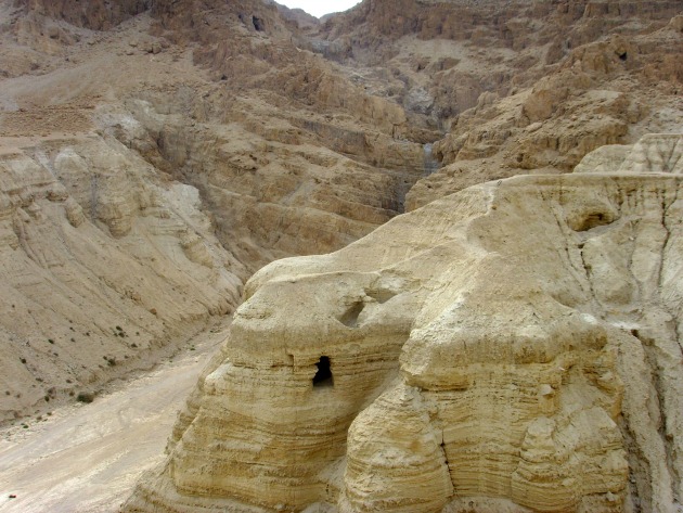 A kumráni barlangok (Fotó: en.wikipedia.org)