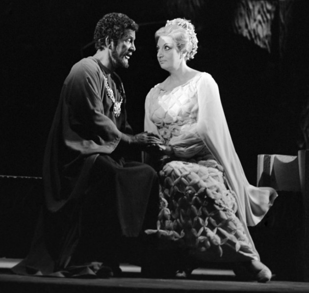 Déry Gabriella és Simándy József operaénekesek jelenete Giuseppe Verdi Otello című operájában (MTI Fotó: Keleti Éva)