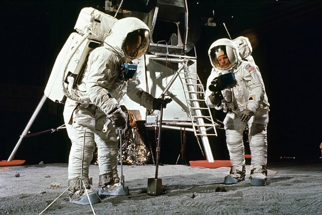 Buzz Aldrin és Neil Armstrong az Apollo 11 bevetés előtti gyakorlaton a Hasselblad kamerával (Fotó: NASA/sterileeye.com)