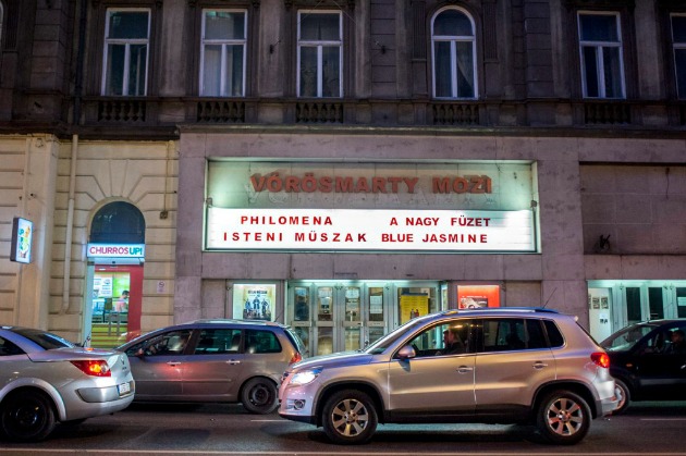 A hó végén bezáró budapesti Vörösmarty mozi az Üllői úton (MTI Fotó: Marjai János)