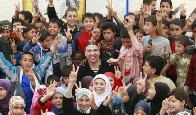 Navvar Bulbul és a szíriai gyerekek (Fotó: www.yourmiddleeast.com/AFP)