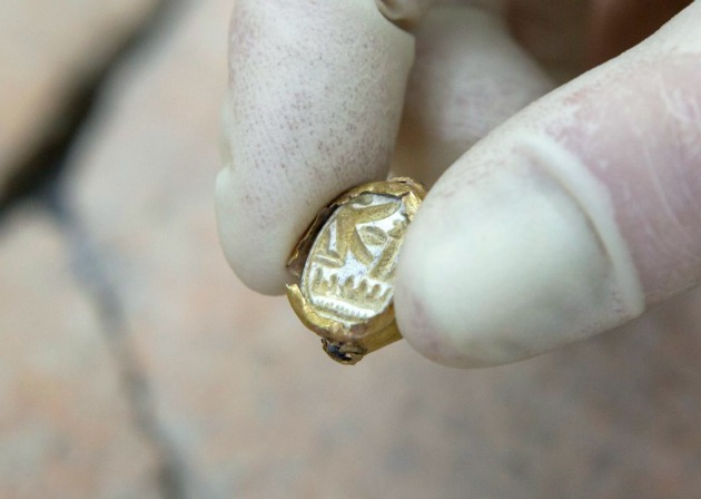 Szkarabeuszmotívummal díszített arany pecsétgyűrű, mely a szarkofágból került elő (Fotó: EPA/Jim Hollander)