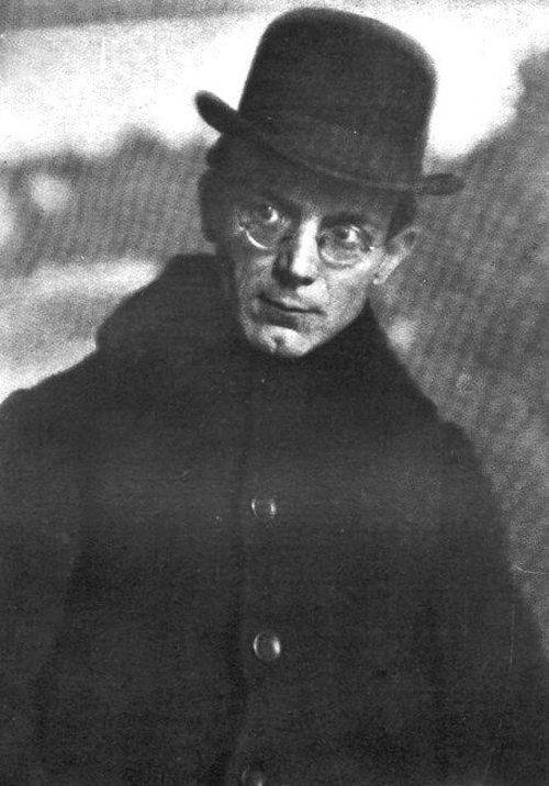 Tóth Árpád kalap-kabát-kerek szemüveg