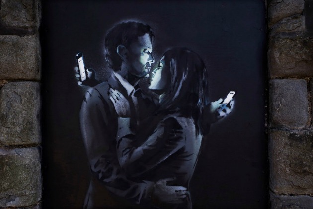 Banksy: Mobile Lovers (Forrás: streetartnews.net)