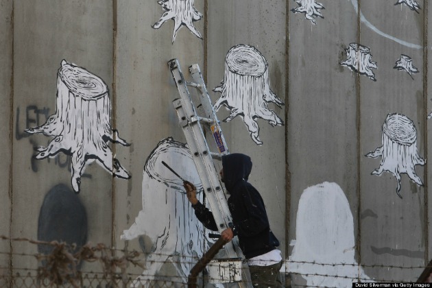 Olasz street art művész fest az izraeli elválasztó falra
