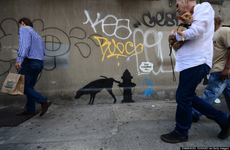 A leghíresebb street art művész, Banksy alkotása mellett sétálnak el az emberek New York utcáin