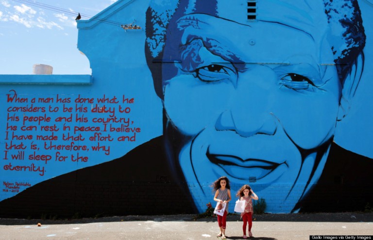 Ez a graffiti a nemrég elhunyt Nelson Mandelát ábrázolja. A falfestményt a Mak1One nevű, dél-afrikai művész festette