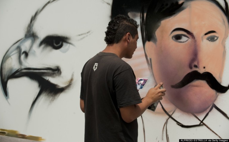 Egy helyi művész dolgozik a híres mexikói forradalmár, Emiliano Zapata arcvonásain