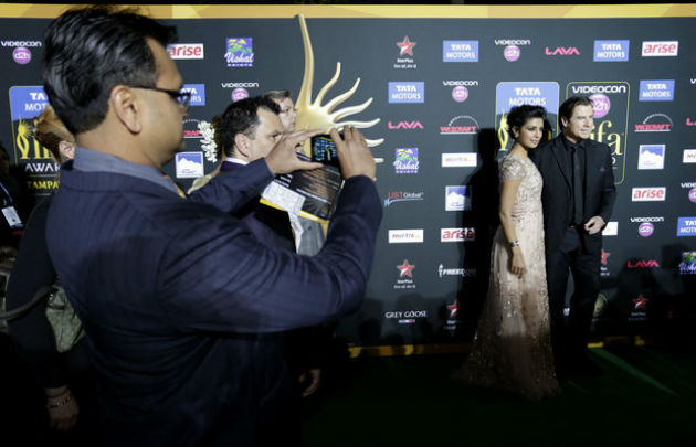 Priyanka Chopra indiai színésznő és John Travolta (Fotó:nola.com/AP Photo/Tampa Bay Times, James Borchuck)