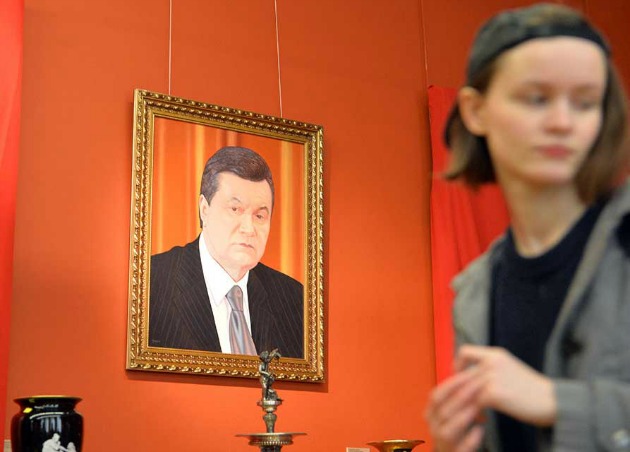 Viktor Janukovics portréja a kiállításon (Fotó: theartnewspaper.com)