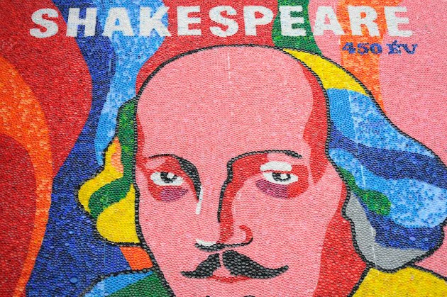A Shakespeare évfordulóra készült óriásmozaik a Miskolci Nemzeti Színházban (Fotó: MNSZ)