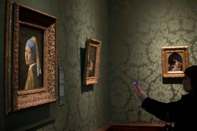 Látogató a Mauritshuisban, a Leány gyöngy fülbevalóval festmény előtt (Fotó: kansascity.com)