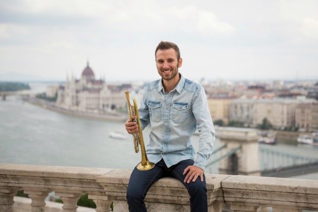 Koós-Hutás Áron dzsessz-trombitás a budai Várban, a Savoyai teraszon (MTI Fotó: Mohai Balázs)
